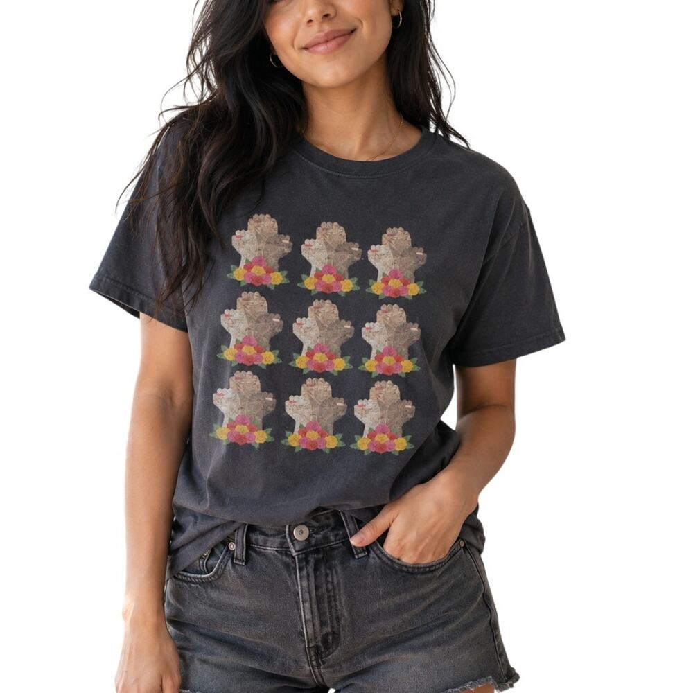 Raggedy Tiff Arriba Las Mujeres Chicana Artist Graphic T-Shirt Black Size Medium
